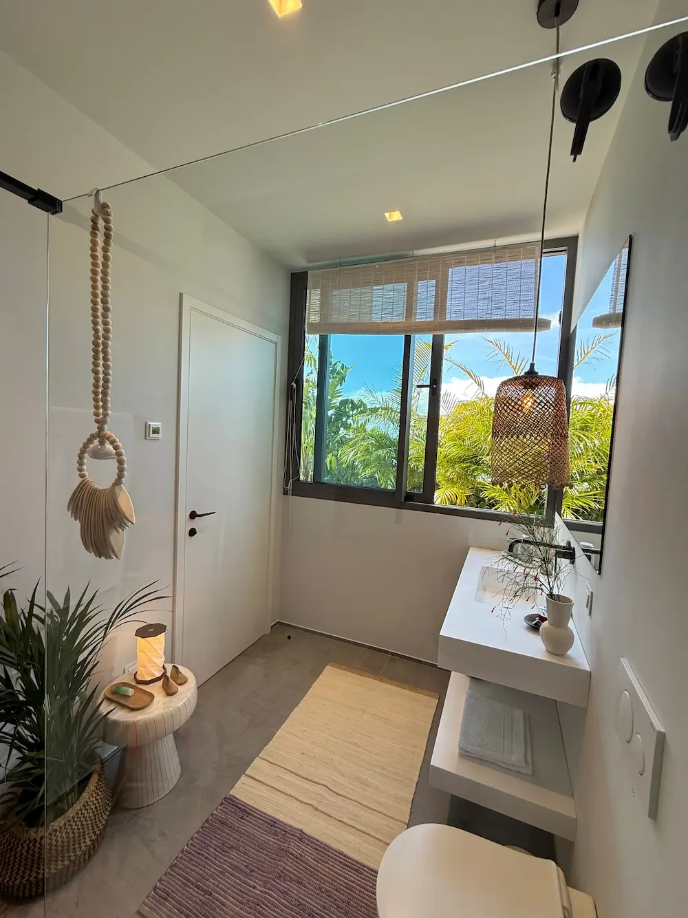 Modernes Interior Design in Düsseldorf mit minimalistischer Einrichtung und warmen Lichtakzenten.